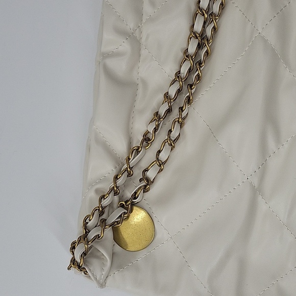 Elegant Cream Shoulder Bag with Gold Chain - Picture 11 of 16